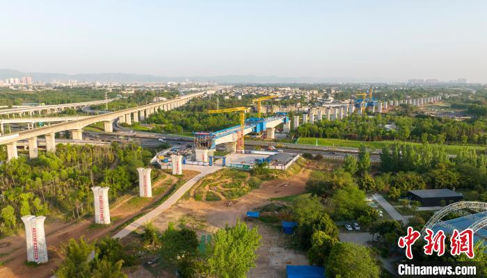 航拍正在建設(shè)的成都至自貢高速鐵路跨成都繞城高速公路連續(xù)梁施工現(xiàn)場。　劉忠俊 攝