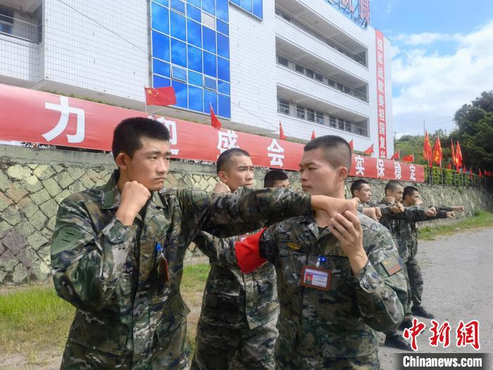 新兵尤云龍(左)不斷向一名合格軍人蛻變?！￡愴?攝