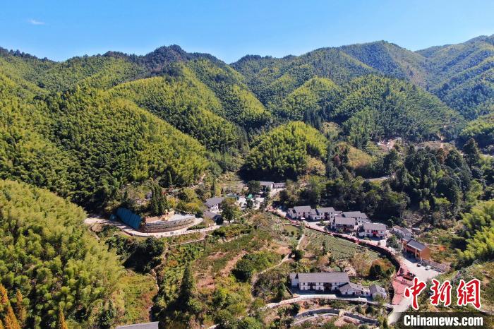 航拍江西井岡山市神山村，青山環(huán)繞，風景秀美?！⒘?攝