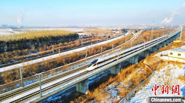 動車組列車在運行中。　哈鐵提供