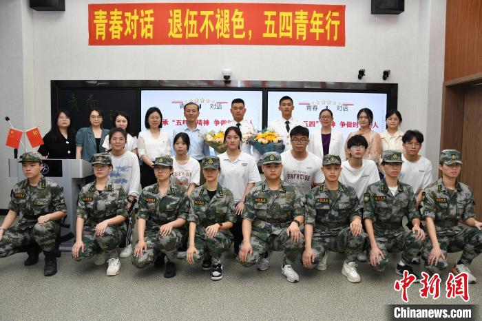 受邀功臣同師生代表合影。　漳州市退役軍人事務(wù)局供圖