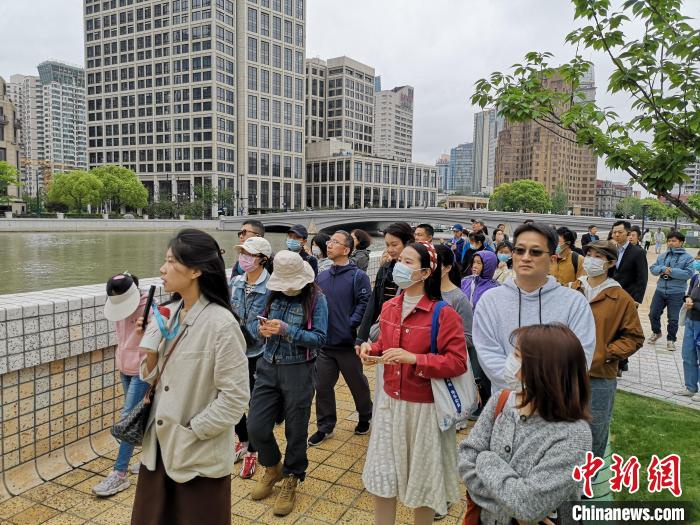 新階層人士走讀黃浦蘇州河沿岸?！》队畋?攝