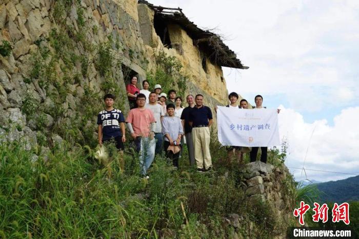 杜曉帆與該中心教師團(tuán)隊(duì)調(diào)研足跡遍布全中國(guó)各省市800多個(gè)城鄉(xiāng)聚落、文化景觀等?！?fù)旦大學(xué)國(guó)土與文化資源研究中心供圖