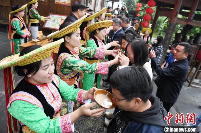 楓香瑤寨村民用攔門酒熱情迎接客人。　楊華峰 攝