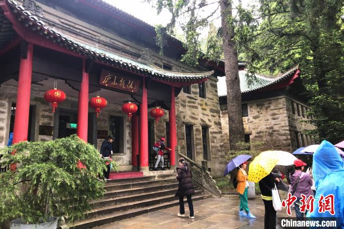 圖為在廬山抗戰(zhàn)博物館外，有不少等待參觀的游客?！蛆i泉 攝