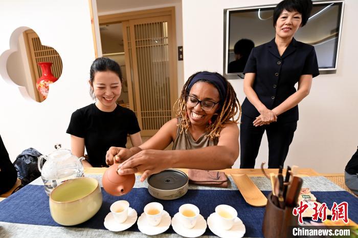 代表團(tuán)成員在漳州古城體驗(yàn)中國(guó)茶文化?！埥鸫?攝