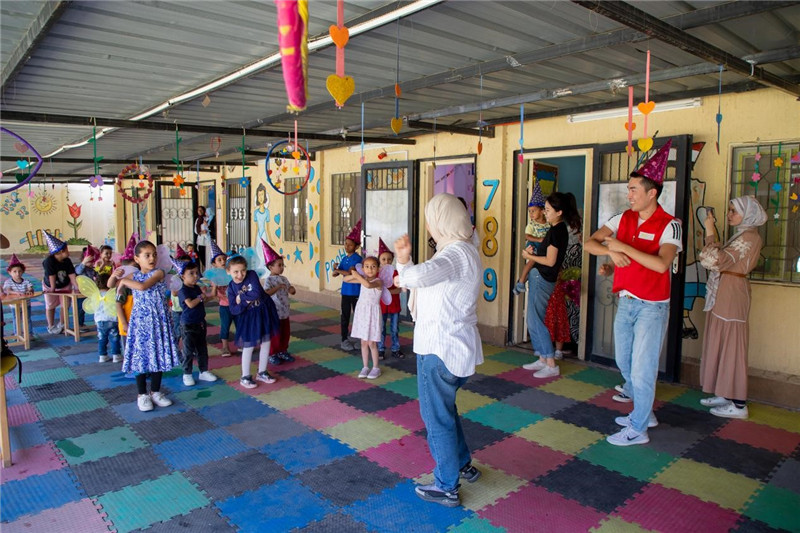 圖為中埃青年志愿者在埃及新開羅幼兒園開展“志愿服務(wù)伴成長，中埃攜手慶六一”活動。中建埃及分公司供圖