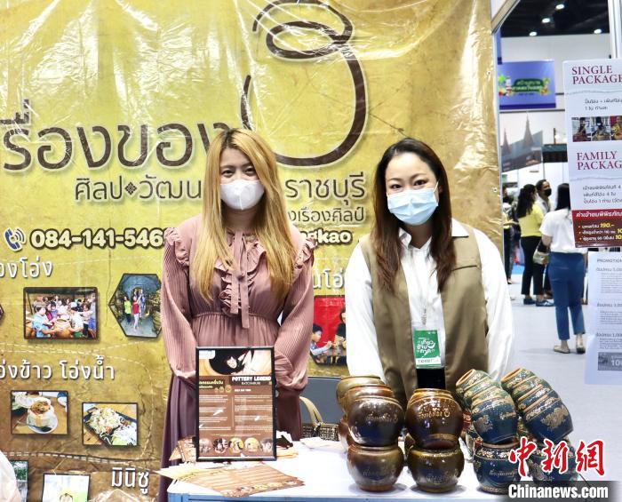 泰國(guó)舉辦規(guī)模最大旅游B2B銷售活動(dòng)對(duì)接全球旅游業(yè)，圖為交易會(huì)上的陶瓷工藝品展位。 王賢思 攝