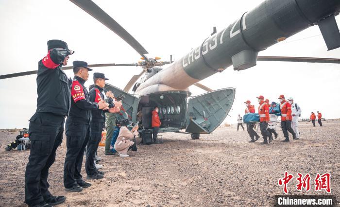 圖為阿拉善邊境管理支隊(duì)民警目送航天員登機(jī)離開(kāi)?！缇?攝