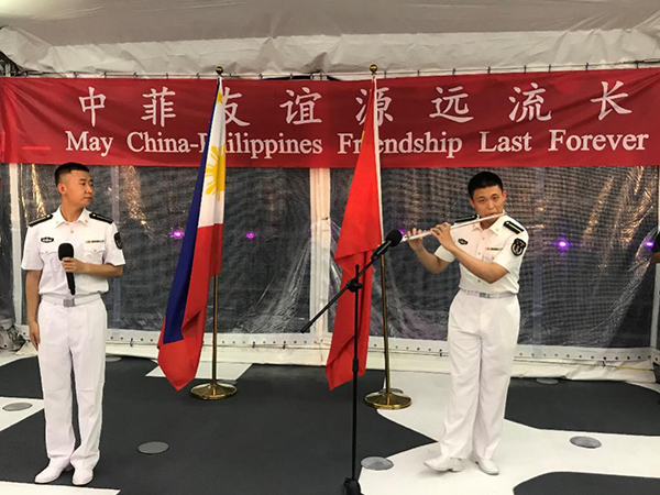 艦上官兵表演歌舞、民樂、武術(shù)等節(jié)目。中國駐菲律賓大使館供圖
