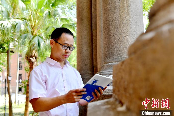 圖為福建師范大學(xué)教育學(xué)院臺(tái)灣教師陳昭志正在看書?！蚊?攝