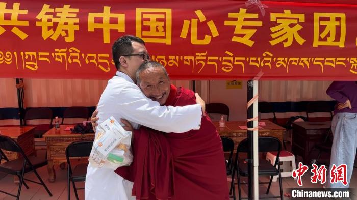 西藏自治區(qū)昌都市左貢縣田妥鎮(zhèn)義診點，一位僧人對北京京煤集團總醫(yī)院呼吸科主任醫(yī)師陳亮表示感謝?！〔苄穹?攝