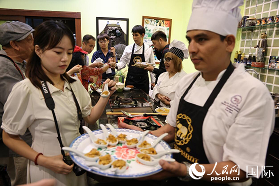 7月19日，參加美食活動(dòng)的多國代表品嘗泰式傳統(tǒng)美食。人民網(wǎng)記者 張矜若攝