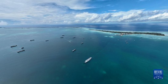 7月22日，中國(guó)海軍“和平方舟”號(hào)醫(yī)院船結(jié)束基里巴斯訪問(wèn)，駛離塔拉瓦港。新華社發(fā)（桂江波 攝）