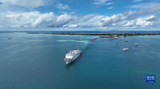 7月22日，中國(guó)海軍“和平方舟”號(hào)醫(yī)院船結(jié)束基里巴斯訪問(wèn)，駛離塔拉瓦港。新華社發(fā)（桂江波 攝）