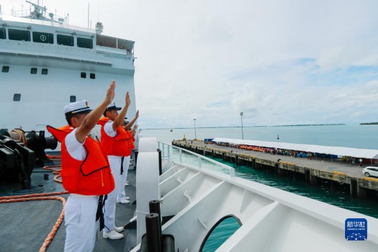 7月22日，中國(guó)海軍“和平方舟”號(hào)醫(yī)院船駛離基里巴斯首都塔拉瓦任務(wù)官兵向送行人群揮手告別。新華社發(fā)（黎宇 攝）