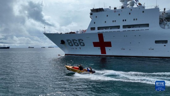 7月22日，中國(guó)海軍“和平方舟”號(hào)醫(yī)院船駛離塔拉瓦港途中，基里巴斯當(dāng)?shù)孛癖婑{船揮手告別。新華社發(fā)（桂江波 攝）