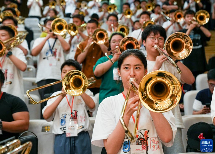 8月1日，在第九屆中國國際低音銅管藝術節(jié)的一場公益大師課上，低音銅管樂器愛好者在練習長號。新華社記者 劉潺 攝