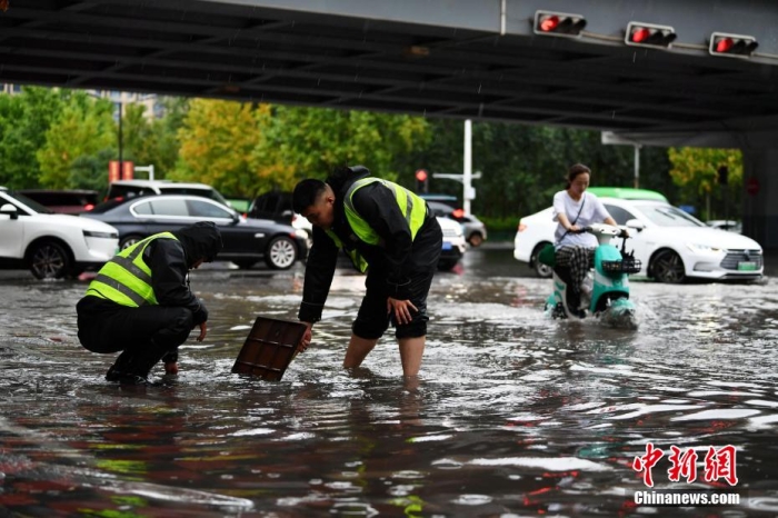 7月30日，河北省持續(xù)發(fā)布暴雨紅色預(yù)警信號。受今年第5號臺風(fēng)“杜蘇芮”殘余環(huán)流影響，7月28日以來，地處華北地區(qū)的河北省大部出現(xiàn)降雨。30日17時，該省氣象臺發(fā)布當(dāng)日第三次暴雨紅色預(yù)警信號。石家莊市城區(qū)不少區(qū)域積水嚴(yán)重，城管、環(huán)衛(wèi)、園林、市政等部門緊急出動，聯(lián)合疏堵保暢，筑牢防汛安全屏障。圖為石家莊裕華區(qū)城管局防汛隊員對沿街收水井進(jìn)行雜物清理，以保證排水暢通。翟羽佳 攝