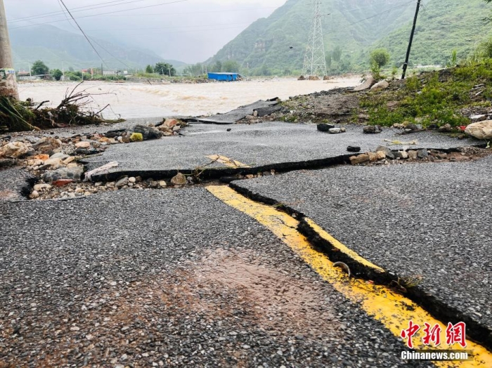 受臺(tái)風(fēng)“杜蘇芮”影響，7月29日至8月1日，河北省淶水縣普降暴雨，持續(xù)強(qiáng)降雨和強(qiáng)風(fēng)天氣引發(fā)洪水險(xiǎn)情。連日來，當(dāng)?shù)亟M織數(shù)千人搶險(xiǎn)救援隊(duì)伍，集中力量加快排水、清理路面、救援拋錨車輛、搶修倒伏電線桿等工作。8月1日，方便面、飲用水、火腿腸、面包等首批調(diào)撥救災(zāi)物資送抵救災(zāi)一線，并于當(dāng)天發(fā)放到受災(zāi)群眾手中。目前，淶水縣受損交通、電力、通信等基礎(chǔ)設(shè)施正在加緊搶修，山區(qū)受困人員已分批轉(zhuǎn)移，各項(xiàng)搶險(xiǎn)救災(zāi)工作正在有序進(jìn)行中。圖為淶水縣婁村鎮(zhèn)南安莊村被洪水沖毀的路面。(文/呂子豪 楊猛)李金璐 攝