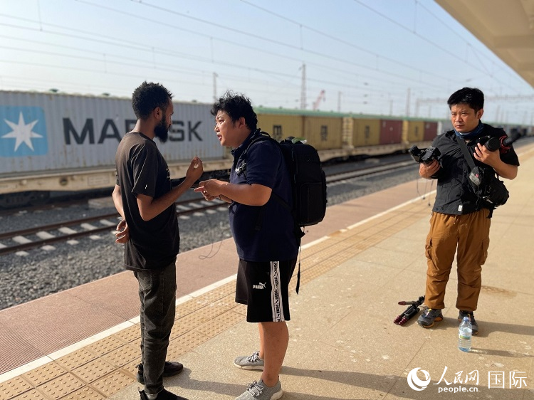 亞吉鐵路吉布提線工作人員介紹列車(chē)運(yùn)營(yíng)情況。人民網(wǎng)記者 趙艷紅攝