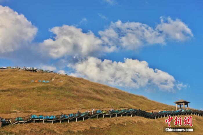 資料圖：圖為江西武功山高山草甸旁的登山步道，游客在登山。 劉力鑫 攝