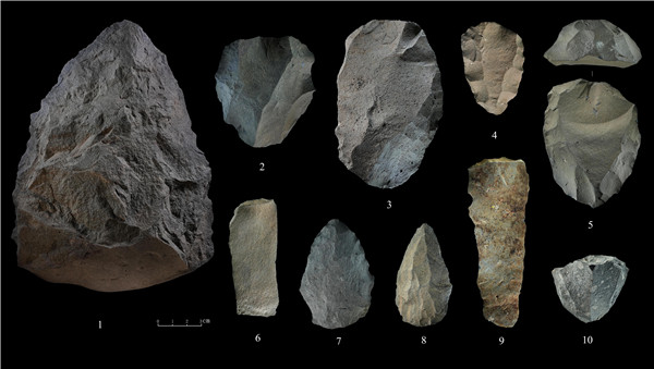 石制品 1.手斧 2、4、5.勒瓦婁哇石核（循環(huán)剝片法、優(yōu)先剝片法）3.勒瓦婁哇石葉石核 6.勒瓦婁哇石葉 7、8.勒瓦婁哇尖狀器 9.石葉 10.錐形石葉石核。中肯聯(lián)合考古隊供圖