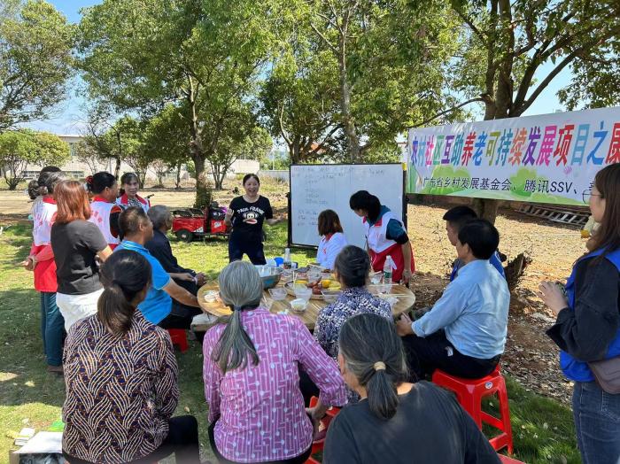 10月23日，廣東韶關(guān)農(nóng)村的互助養(yǎng)老探索，結(jié)合仁化縣董塘鎮(zhèn)新龍村的重陽節(jié)活動(dòng)，將村支書、婦女主任、項(xiàng)目管理人員、新龍村助老員、村民志愿者、健康熱心的老人聚集在一起。 受訪者供圖