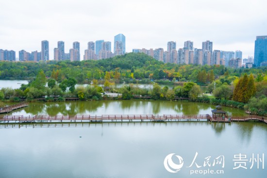 秋日時節(jié)，觀山湖公園景色美不勝收。人民網(wǎng) 陽茜攝