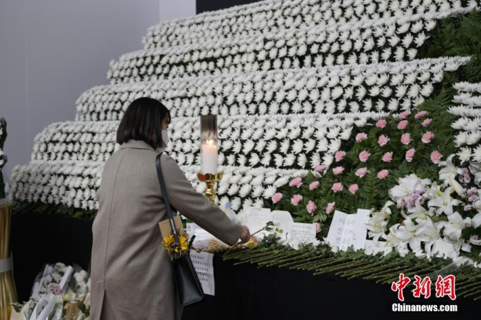 當(dāng)?shù)貢r間11月1日23時45分許，韓國民眾在位于首爾廣場的集體焚香所悼念梨泰院踩踏事故遇難者。 <a target='_blank' href='/'><p  align=