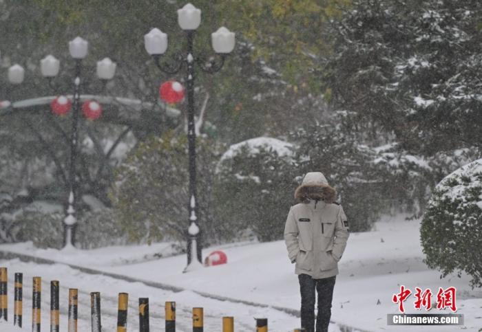 圖為市民在雪中出行。 <a target='_blank' href='/' ><p  align=