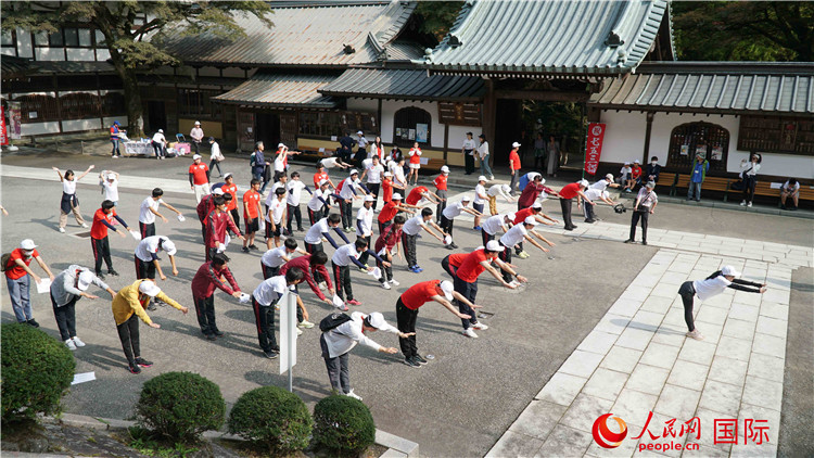 開(kāi)跑前，中日青少年一起做熱身運(yùn)動(dòng)。人民網(wǎng) 蔣曉辰攝