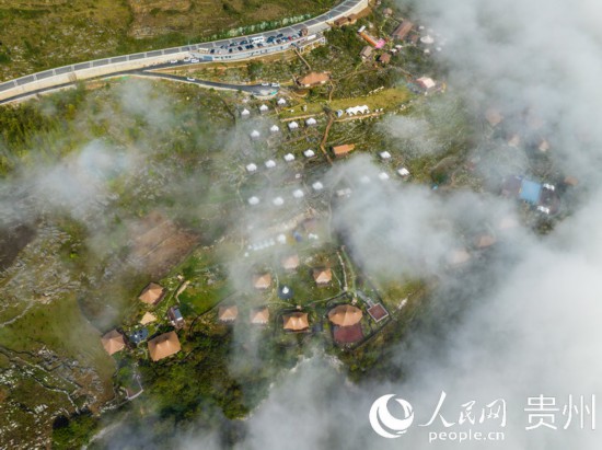 航拍掩映在晨間薄霧中的“花都里·化屋野奢度假營地“。人民網 陽茜攝