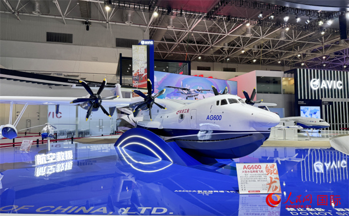大型水陸兩棲飛機(jī)鯤龍AG600模型。人民網(wǎng)記者 張麗鷗攝