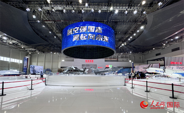 航空展區(qū)內(nèi)陳列著航空領(lǐng)域的國(guó)之重器。人民網(wǎng)記者 張麗鷗攝