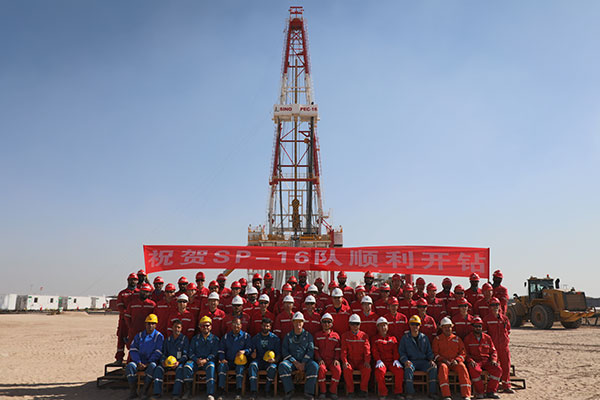 12月25日，中石化國工科威特分公司SINOPEC-16隊在科威特北部油區(qū)順利開鉆。中石化供圖