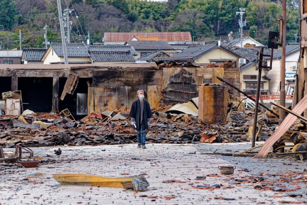 1月4日，一名市民查看日本石川縣輪島市“輪島早市”廢墟。新華社記者張笑宇攝