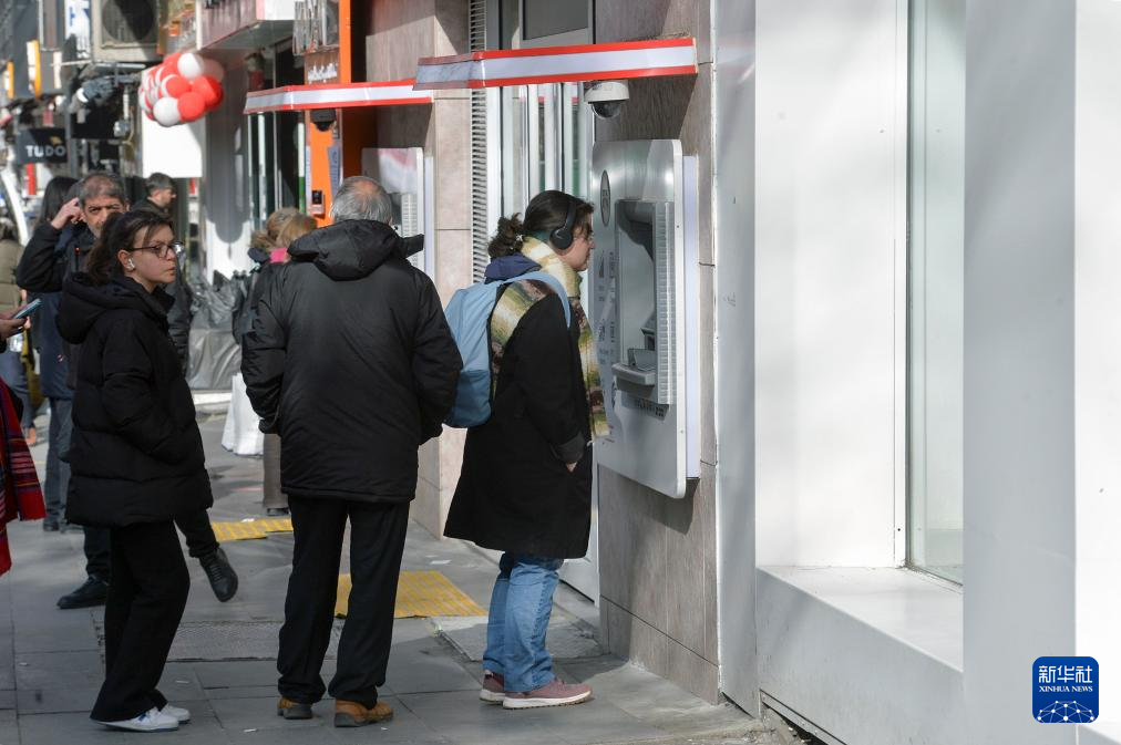 1月25日，人們在土耳其安卡拉一處銀行自動柜員機前辦理業(yè)務(wù)。新華社發(fā)（穆斯塔法·卡亞攝）