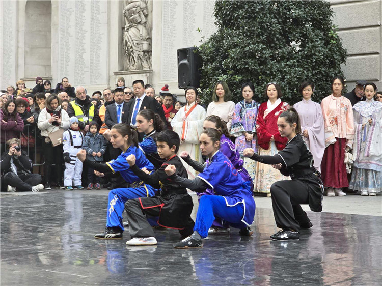 當地武術學院進行武術表演。張錫琪攝