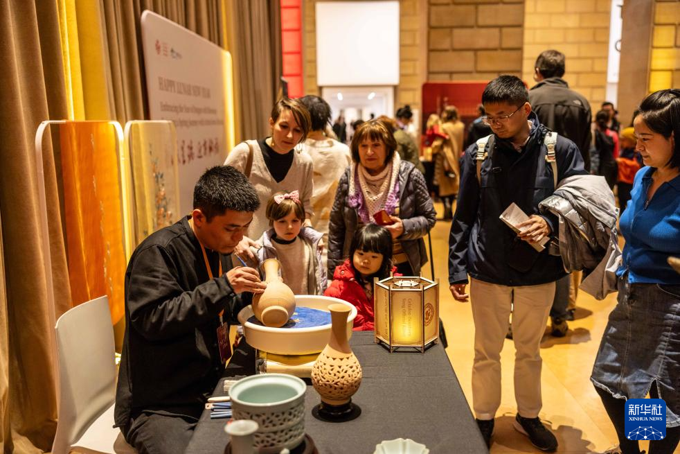 2月11日，參觀者在美國費(fèi)城藝術(shù)博物館舉行的龍年迎新春活動上觀看瓷器制作。新華社發(fā)（周煥新攝）