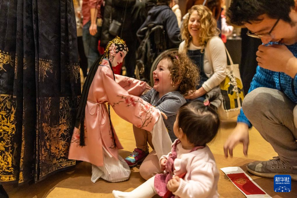 2月11日，孩子們在美國費(fèi)城藝術(shù)博物館舉行的龍年迎新春活動上體驗(yàn)?zāi)九紤?。新華社發(fā)（周煥新攝）