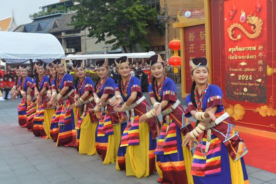 2月10日，演員在泰國(guó)曼谷唐人街舉行的“歡樂(lè)春節(jié)”活動(dòng)上跳舞。當(dāng)日，泰國(guó)“歡樂(lè)春節(jié)”文化活動(dòng)在曼谷唐人街舉辦。（新華社發(fā)，拉亨攝）