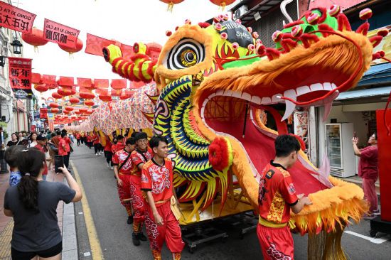 2月1日，由馬來(lái)西亞和中國(guó)的100多名青少年組成的舞龍隊(duì)在馬來(lái)西亞馬六甲市雞場(chǎng)街上共舞一條近200米的“長(zhǎng)龍”。這是活動(dòng)現(xiàn)場(chǎng)的“長(zhǎng)龍”。新華社記者程一恒攝