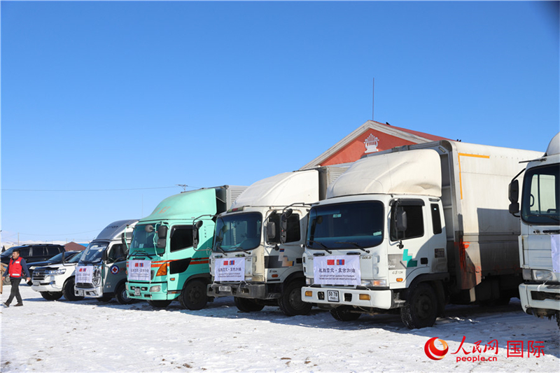 6.3月18日，滿載賑災(zāi)物資卡車在中央省額爾登縣整裝待發(fā)。人民網(wǎng)記者 霍文攝