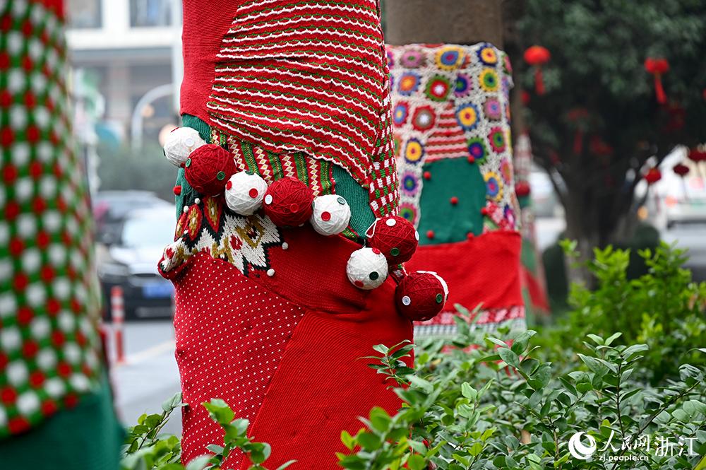 杭州市拱墅區(qū)獅虎橋路上的行道樹(shù)“穿”上了新裝。人民網(wǎng) 葉賓得攝