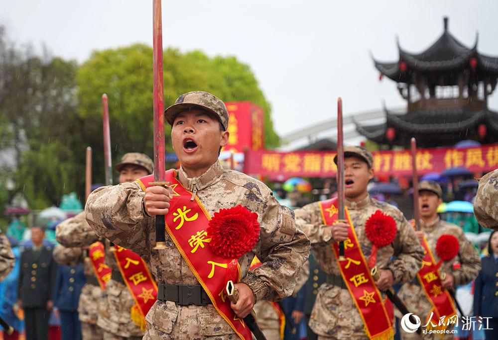 3月22日，新兵們高喊誓言、莊嚴亮劍。人民網(wǎng) 章勇濤攝