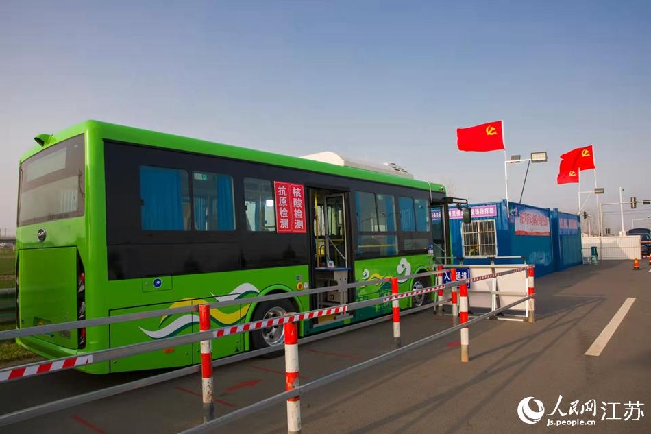 淮安市客總汽車運(yùn)輸有限公司調(diào)集兩部車況最佳“核酸采樣流動車”，組建黨員“先鋒崗”。紀(jì)星名攝