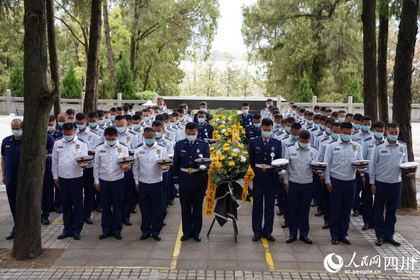 涼山州森林消防支隊駐西昌全體消防救援人員一同前往西昌市烈士陵園舉行紀念活動。樊文淵攝