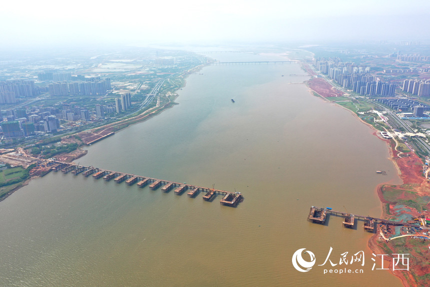 航拍九龍湖過江大橋，該橋是南昌第七座跨贛江通道。 人民網 時雨攝