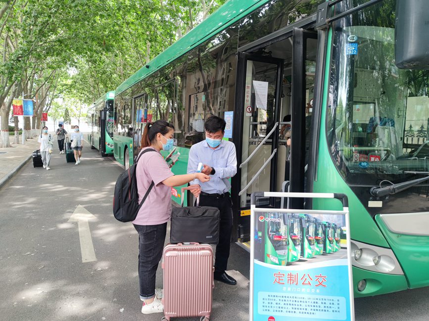 公交車(chē)從校園宿舍樓下出發(fā)，直達(dá)鄭州火車(chē)站和鄭州東站。崔晨攝